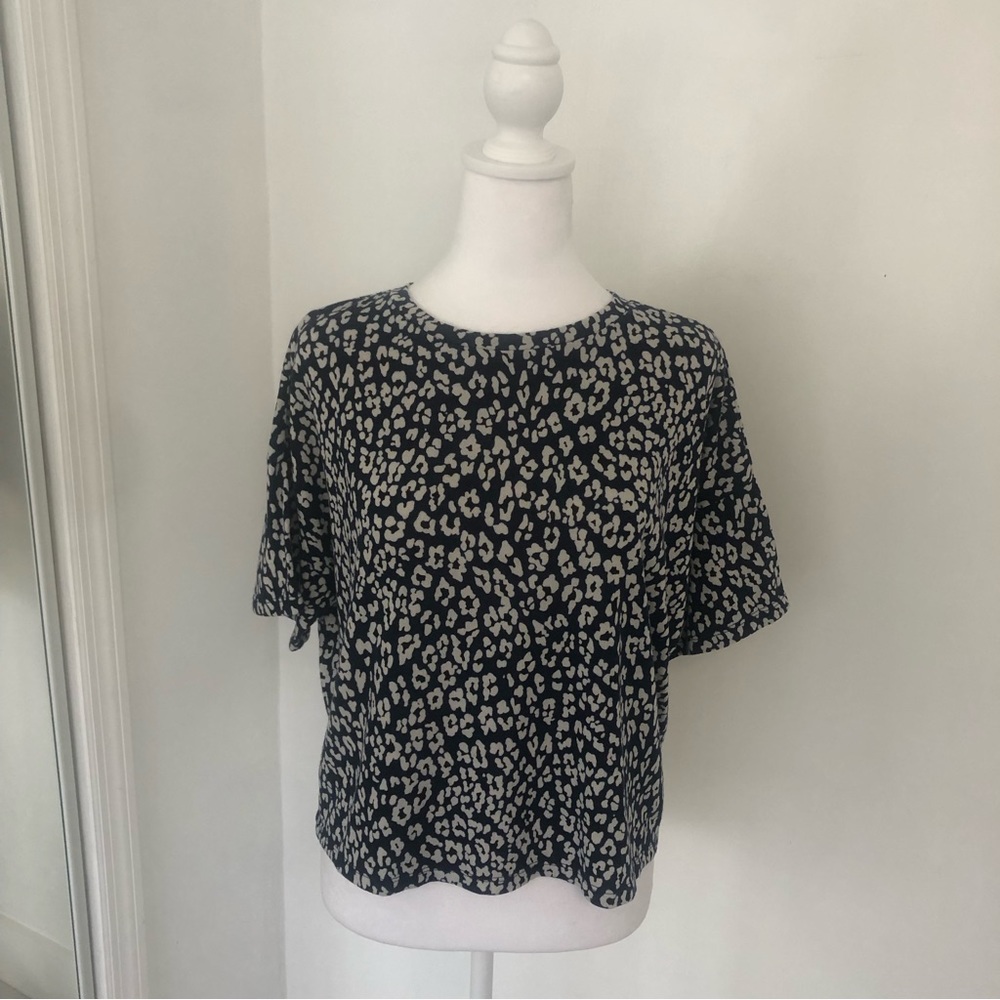 BANANA REPUBLIC Women’s Animal Print Short Sleeve Drop Shoulder Cropped top Sz S